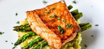 Jak przygotować pyszną rybę: najprostszy przepis na duszonego łososia w śmietanie