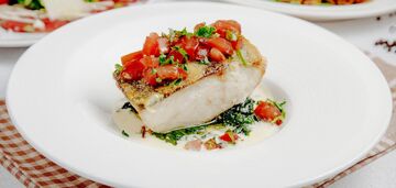 Pieczony budżet mintaja z masłem i przyprawami na obiad: prosty przepis