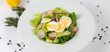 Łatwa wiosenna sałatka na lunch: jak ugotować niedrogie i smaczne danie