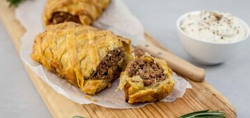 Smaczniejsze i łatwiejsze niż pizza: 30-minutowe ciasto francuskie z pieczarkami