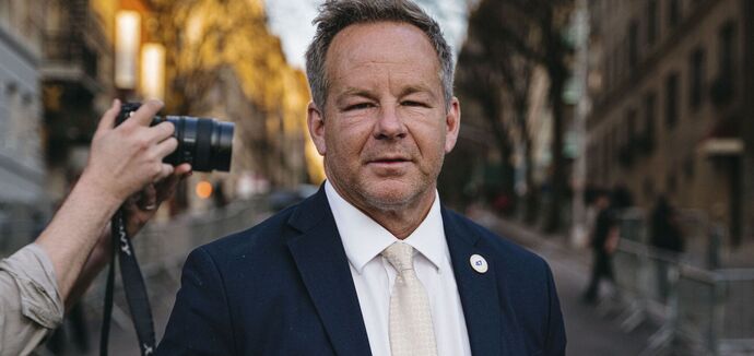 Prawicowy dziennikarz, który zawstydził strój Zełenskiego podczas spotkania w Gabinecie Owalnym, twierdzi, że mu grożono