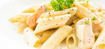 Smaczny i obfity makaron z kurczakiem i śmietaną