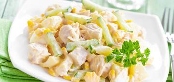 Prosta i zdrowa sałatka z kurczakiem i selerem naciowym