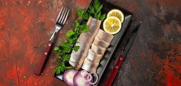 Jak w sekundę oddzielić śledzie od ości: prosty life hack dla gospodyń domowych