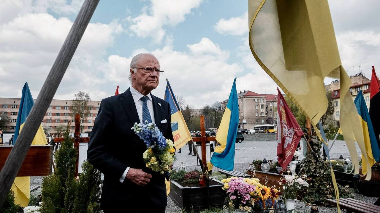 Король Швеции прибыл в Украину впервые за 14 лет и почтил с Зеленским память погибших защитников. Видео