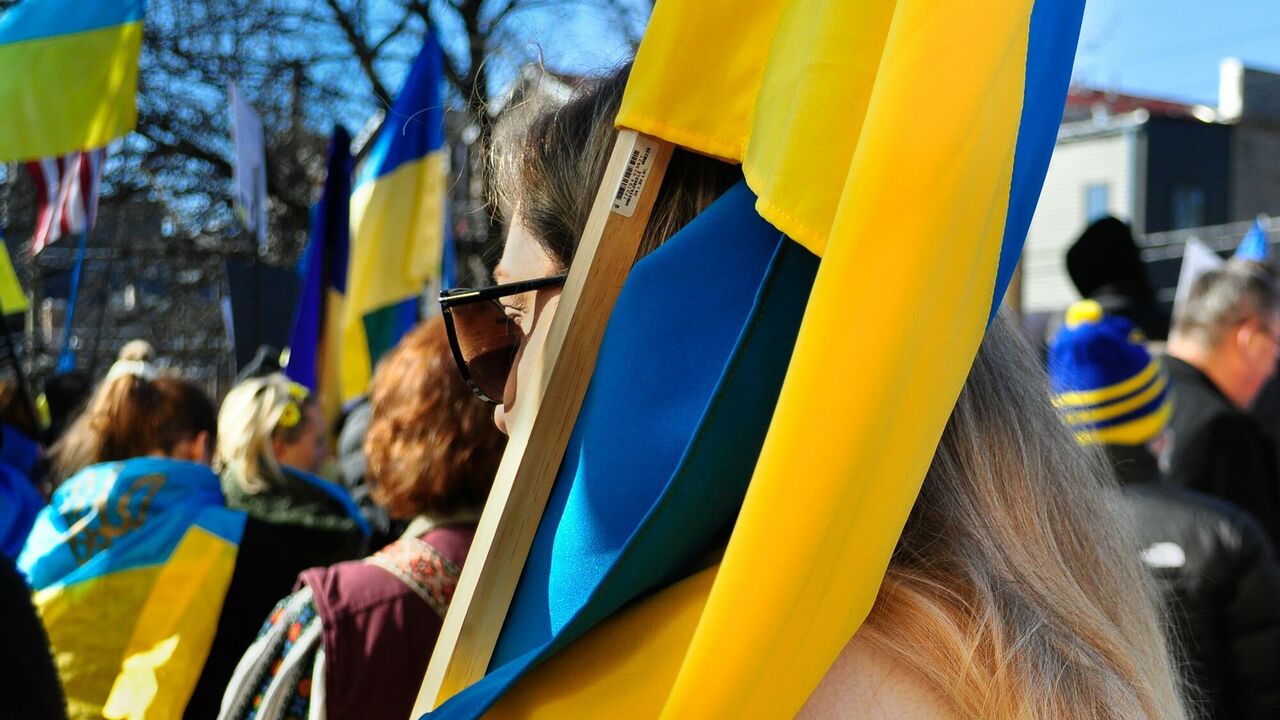 Ілюстрація - жінка з прапором України