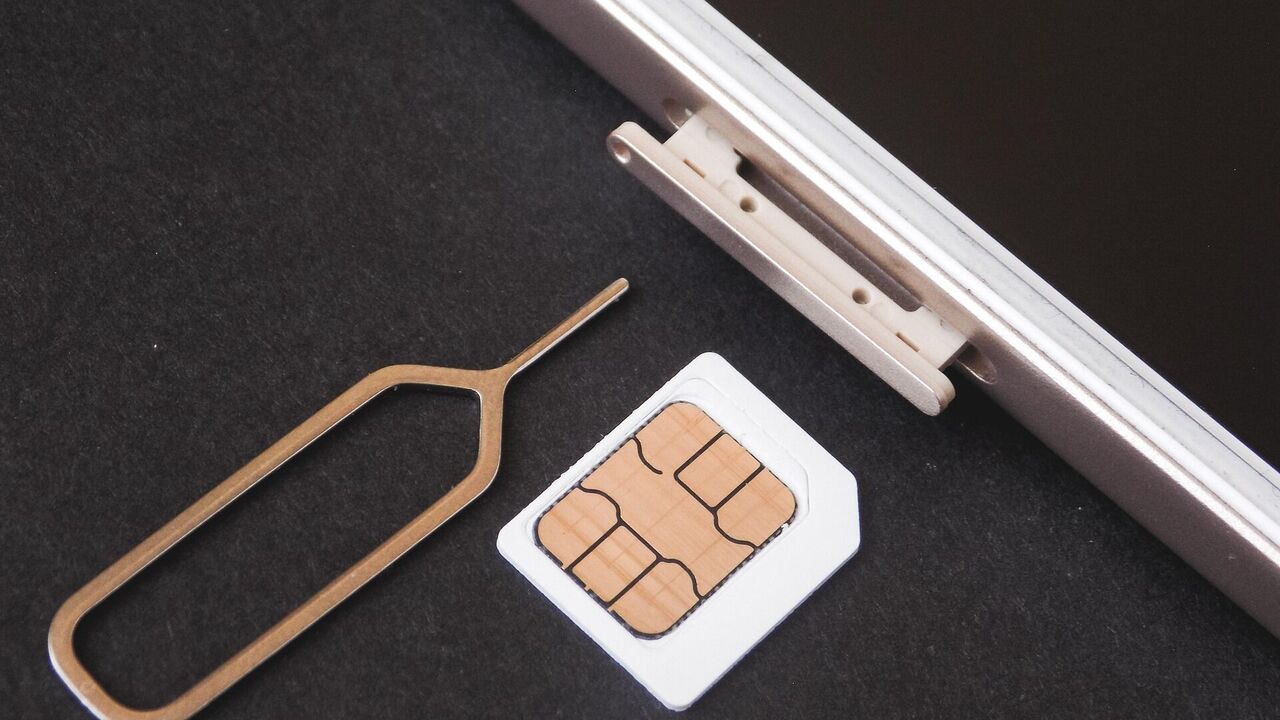Продаж SIM-карт за паспортами: хто після змін не зможе користуватися мобільним зв’язком