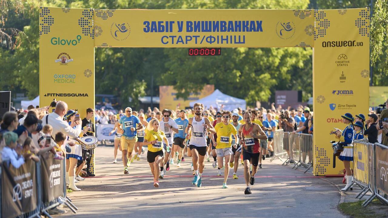 В Киеве около 2000 человек приняли участие в благотворительном «Забеге в вышиванках». Фото