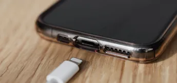 Можно ли оставлять телефон на ночь на зарядке: разъясняем нюансы