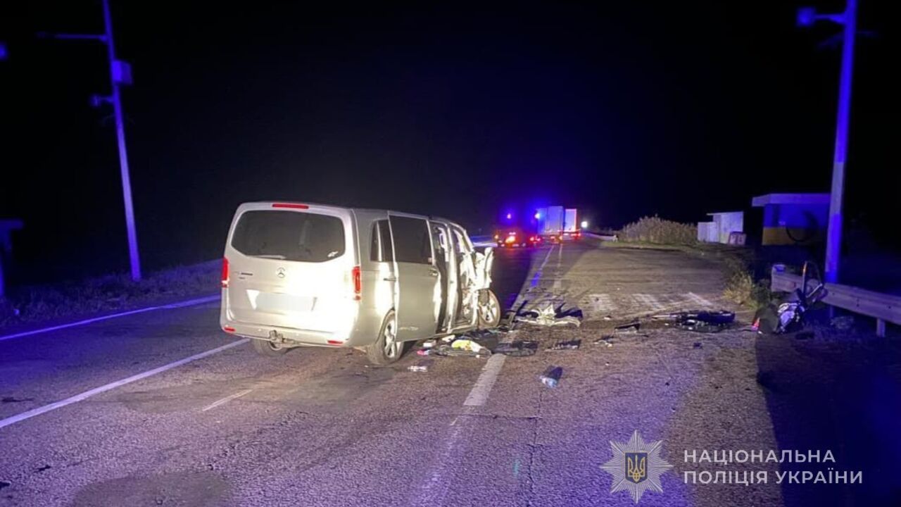 На Одещині мікроавтобус зіткнувся з вантажівкою: є постраждалі. Фото