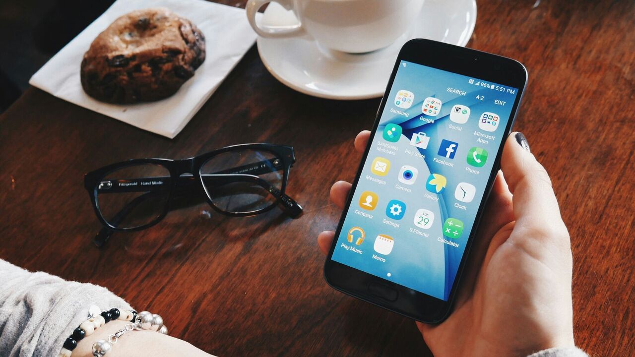 Почему на смартфоне горит зеленая точка: когда стоит насторожиться