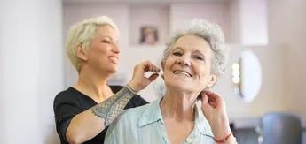 Не обязательно короткие: лучшие стрижки для женщин 60+