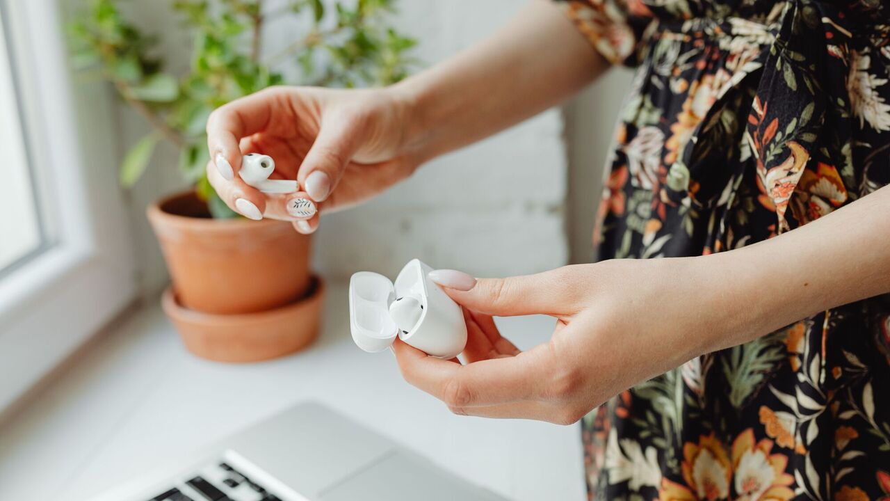 Беспроводным способом или с помощью кабеля: как лучше заряжать AirPods