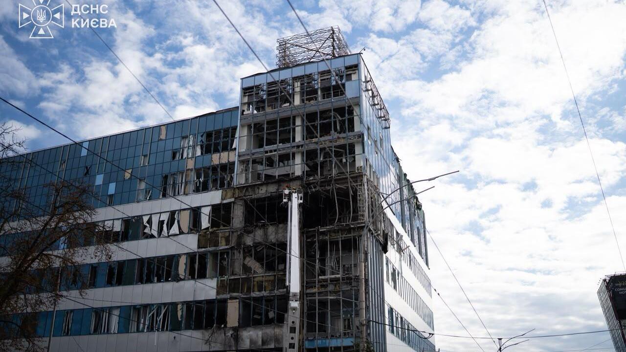 В Киеве дрон упал возле офисного здания: погибли семь человек, 59 получили ранения. Фото