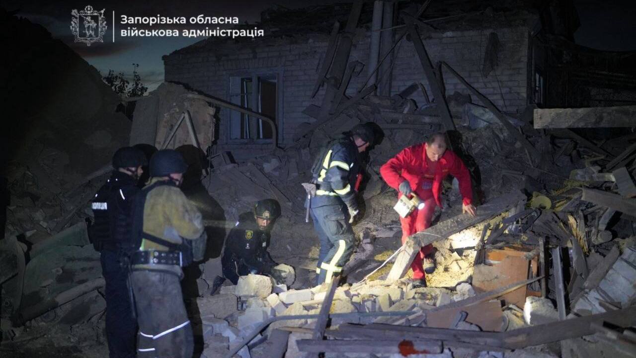 Оккупанты ударили по Запорожью: под завалами погибли два человека. Фото и видео
