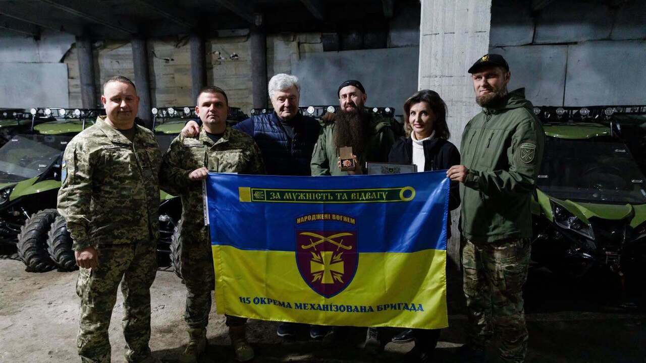 Бути серед своїх: Порошенко в день народження привіз військовим чотири десятки легких позашляховиків багі